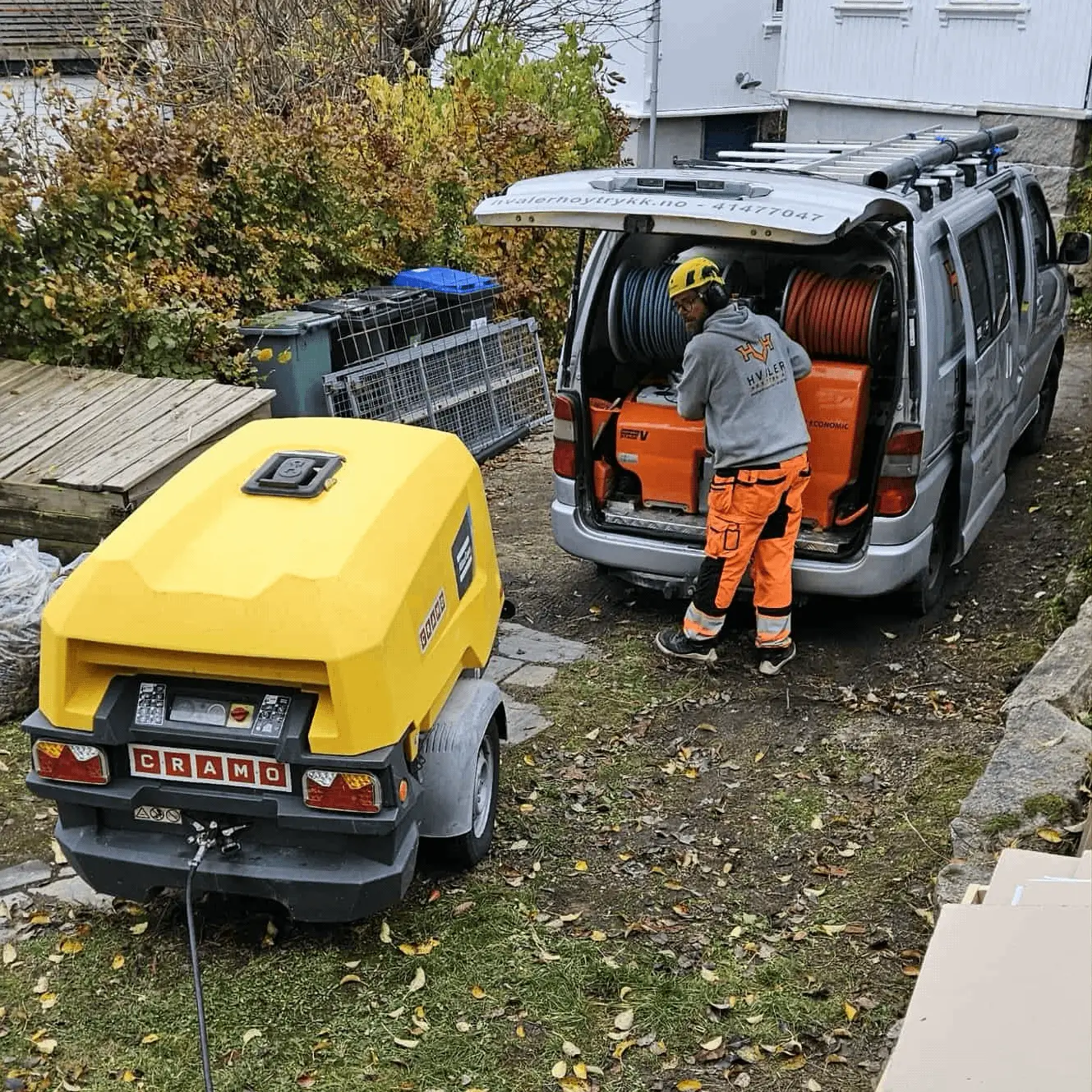 Per Morten ved Hvaler Høytrykk sin arbeidsbil med spyleutstyr