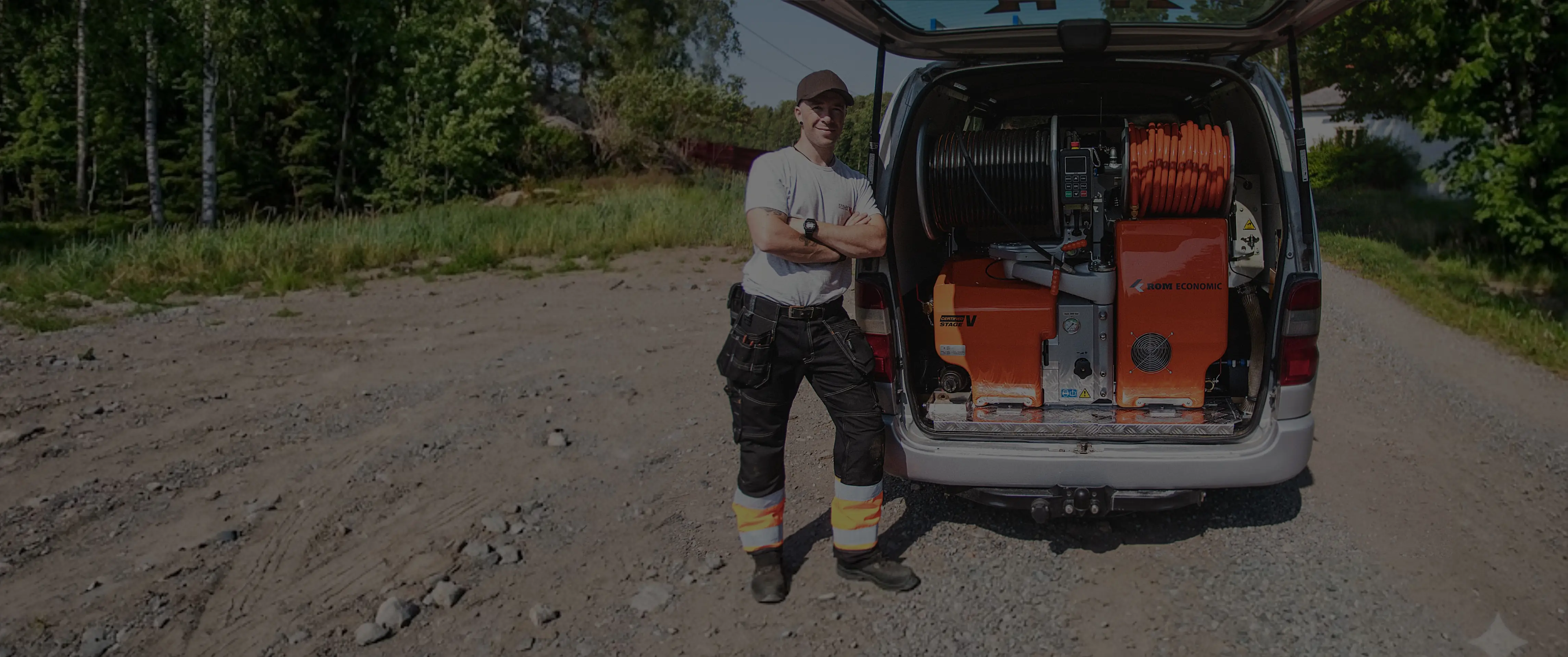 Per Morten ved Hvaler Høytrykk sin arbeidsbil med spyleutstyr